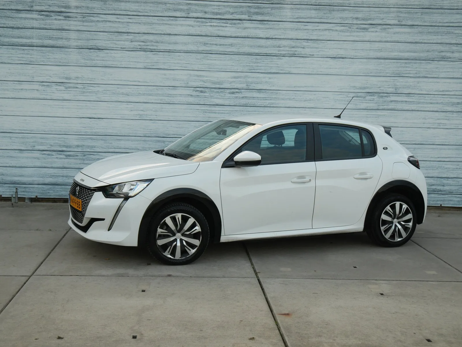 Peugeot e-208 (2021) — foto 1