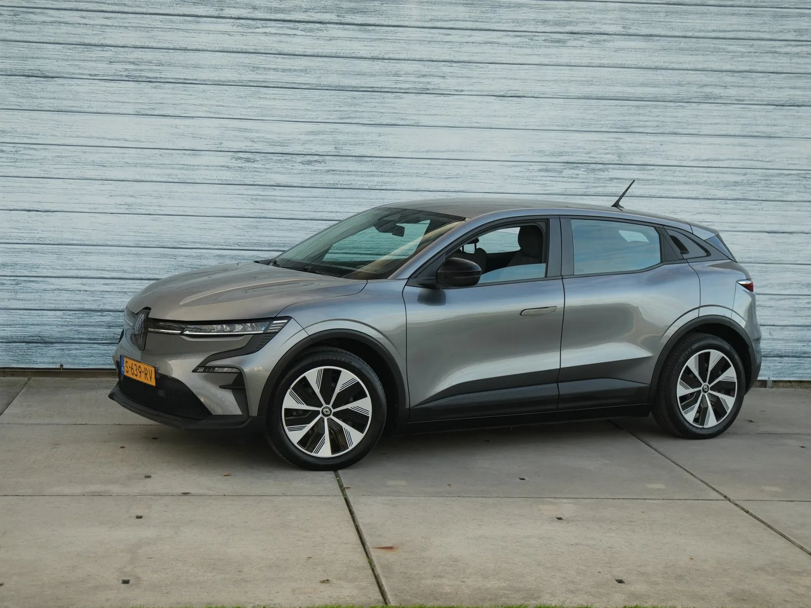 Renault Mégane E-Tech (2023) — foto 1