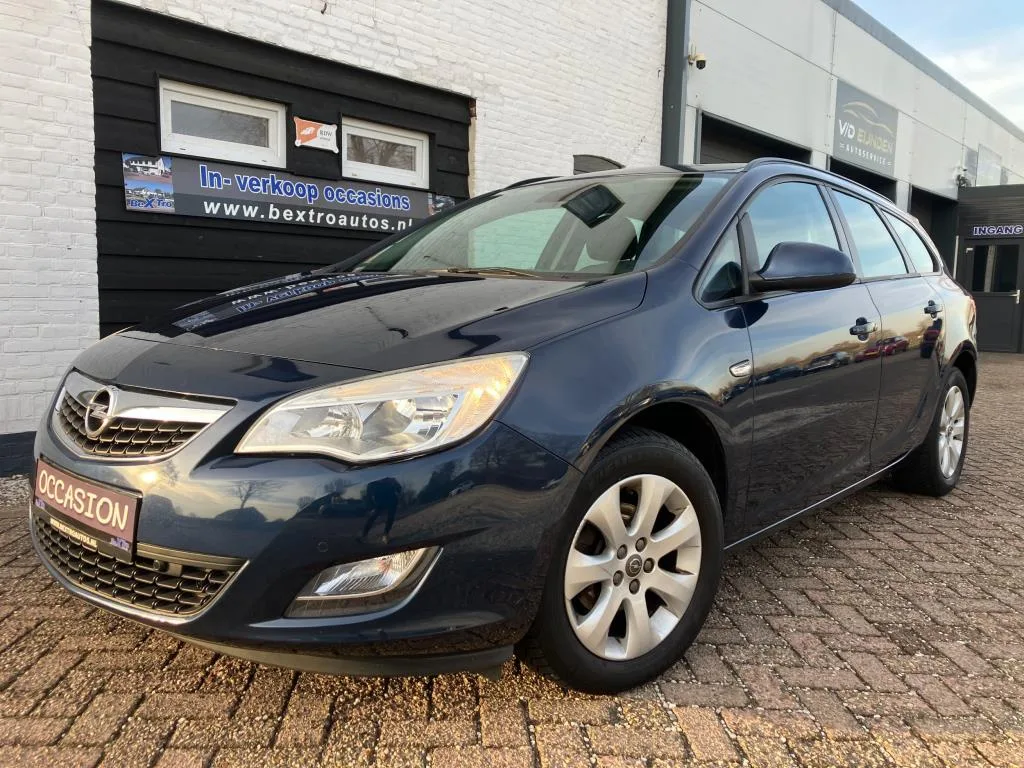 Opel Astra Sports Tourer (2012) — foto 1