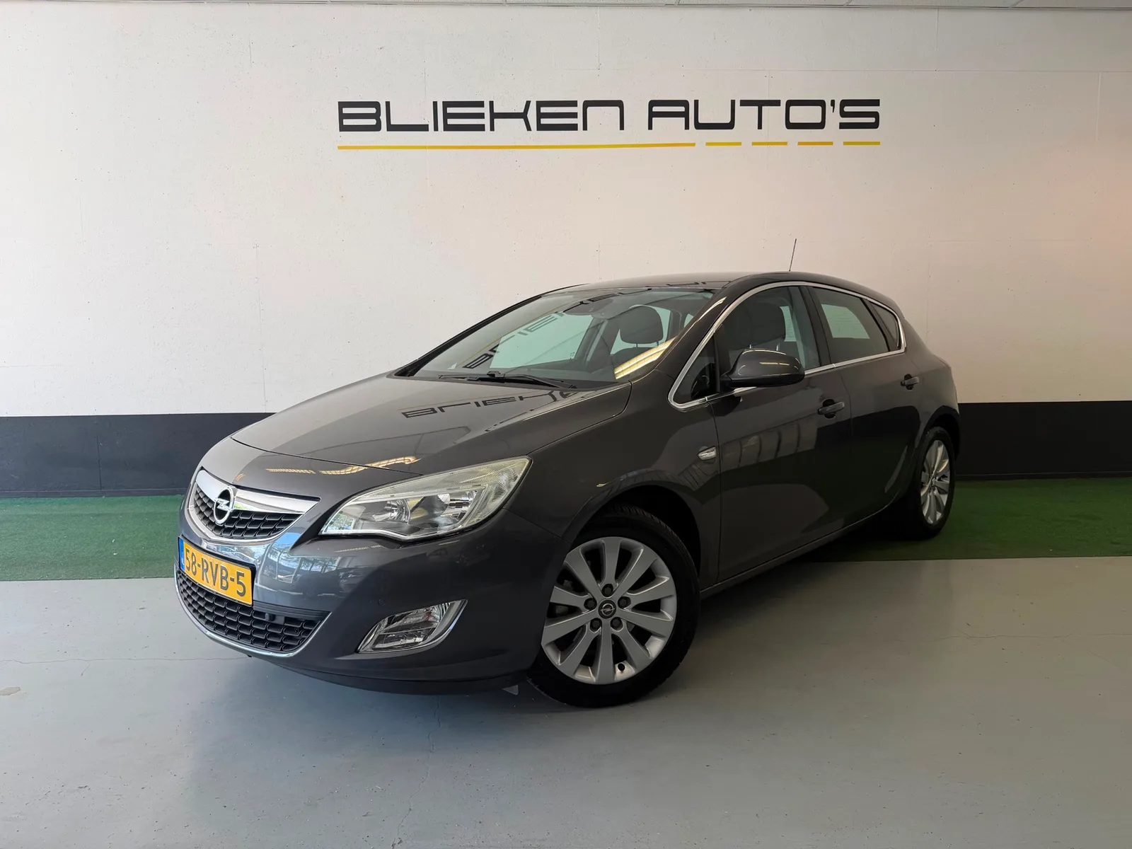 Opel Astra (2011) — foto 1