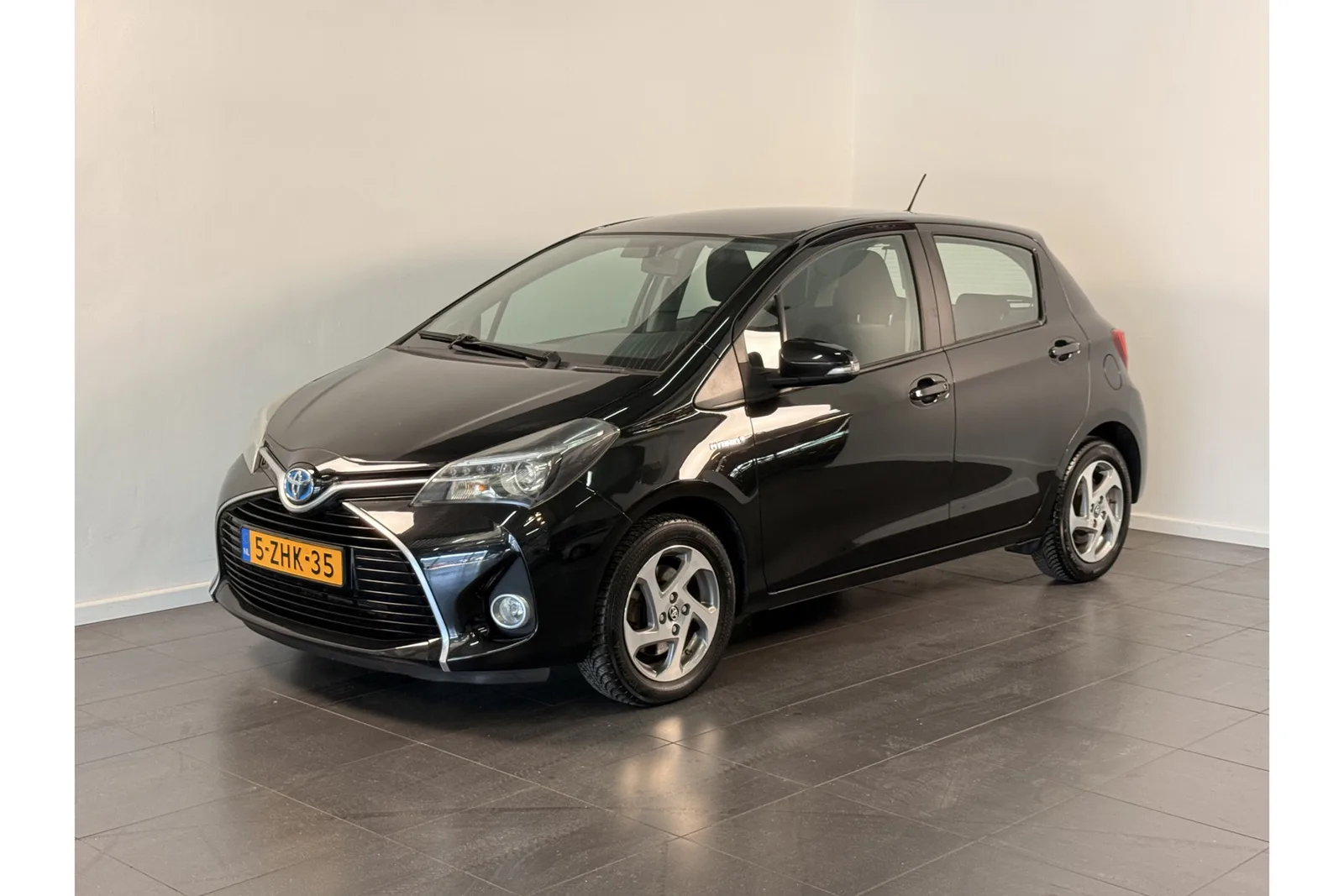 Toyota Yaris (2015) — foto 1