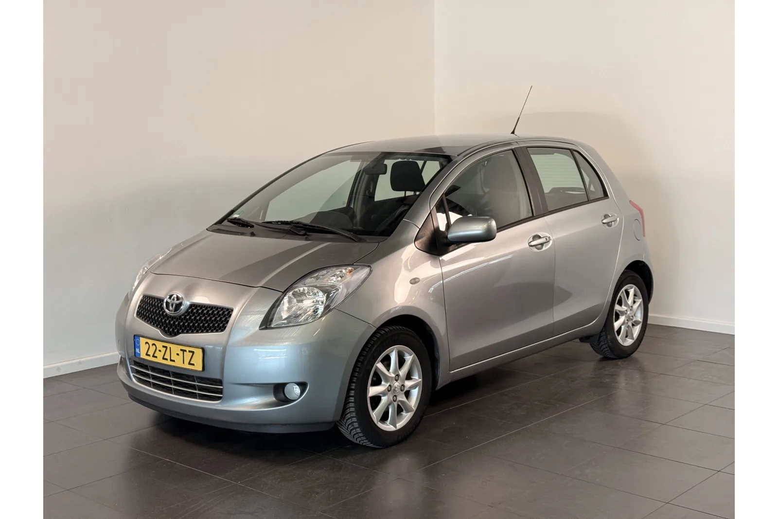 Toyota Yaris (2008) — foto 1