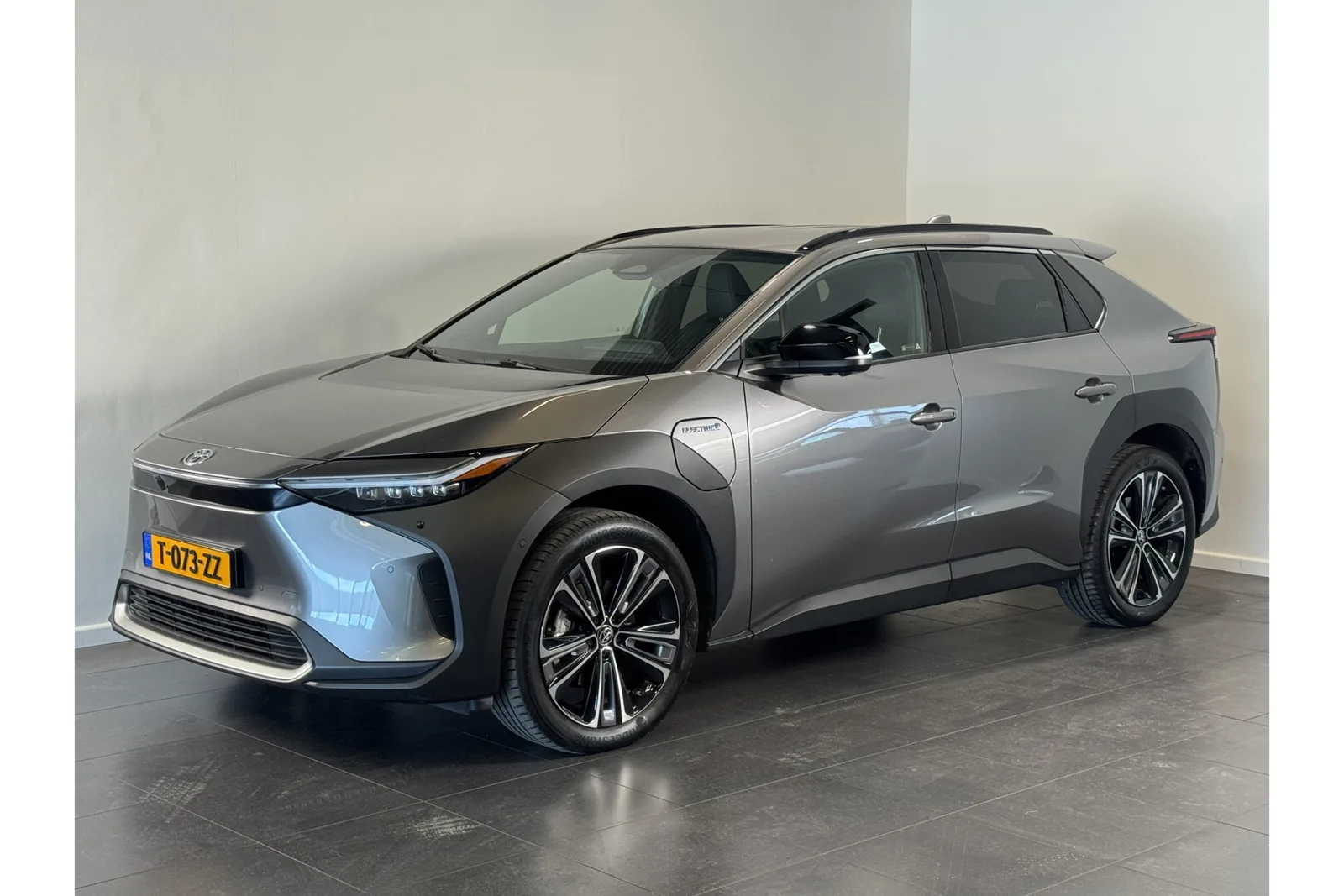 Toyota bZ4X (2023) — foto 1