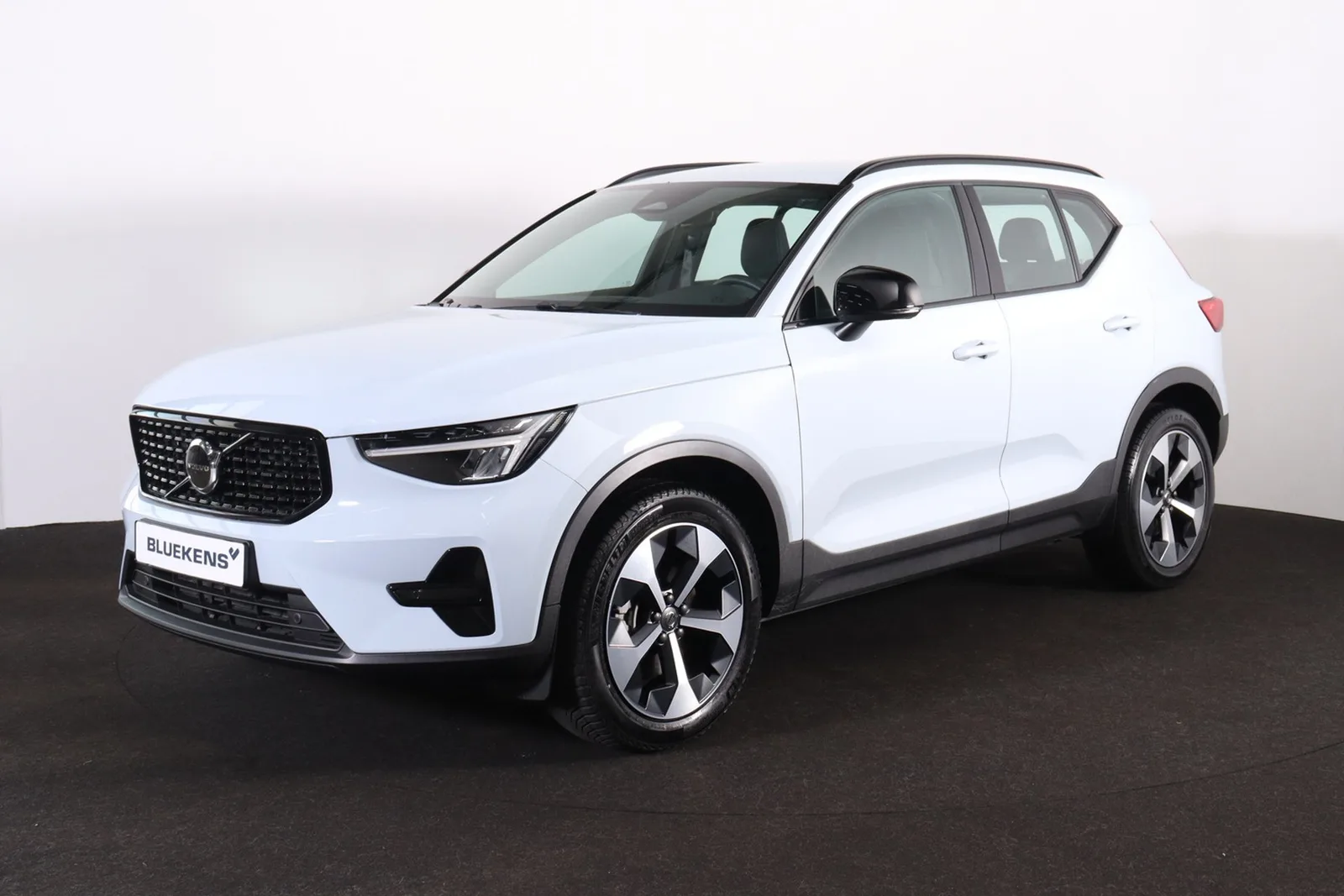 Volvo XC40 (2025) — foto 1
