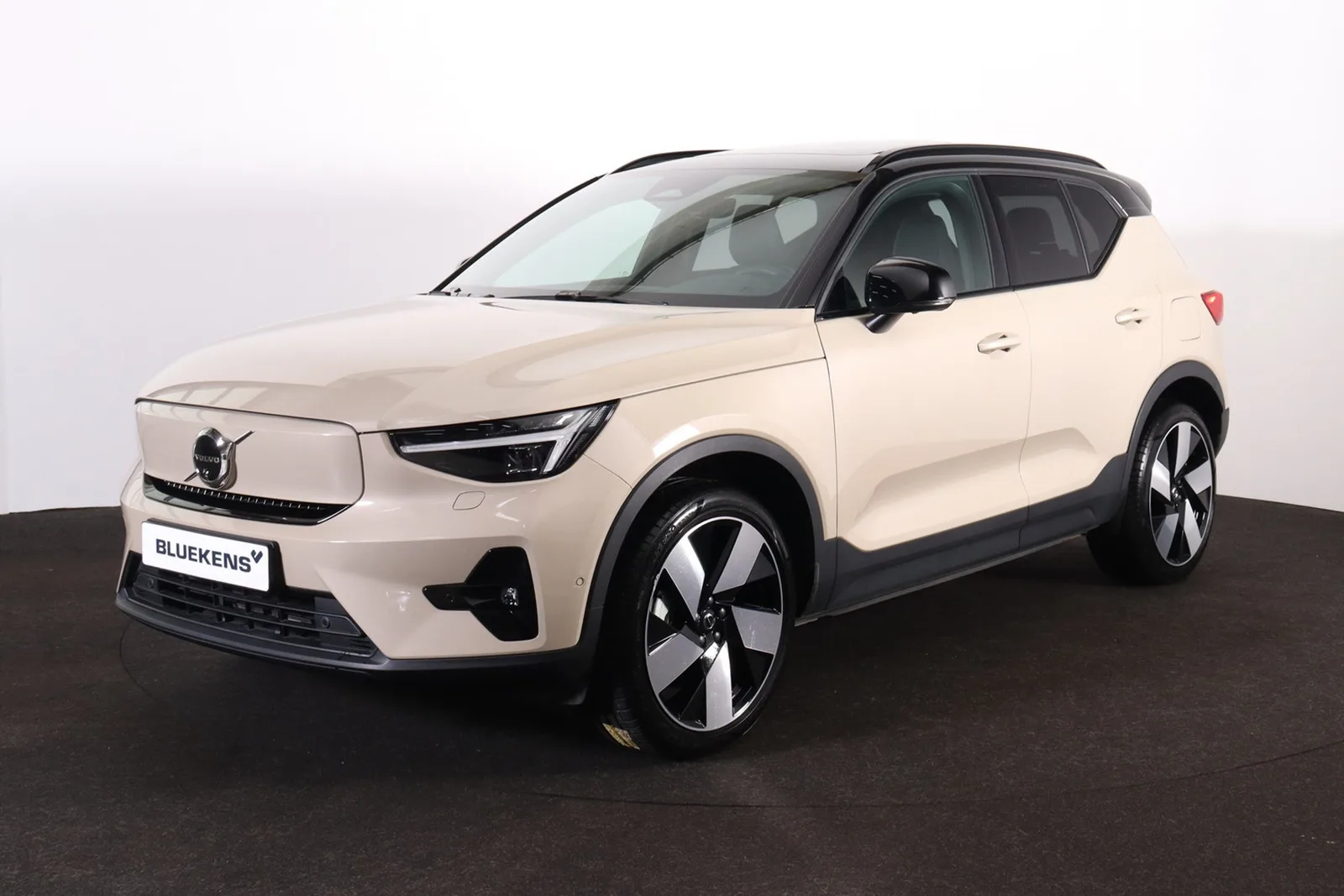 Volvo EX40 (2025) — foto 1