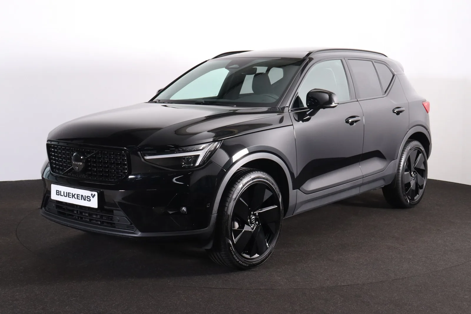 Volvo XC40 (2025) — foto 1