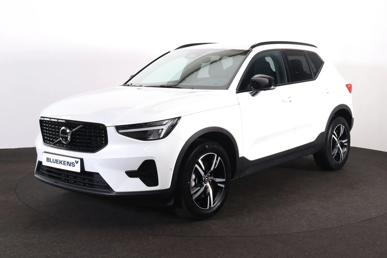 Volvo XC40 (2025) — foto 1