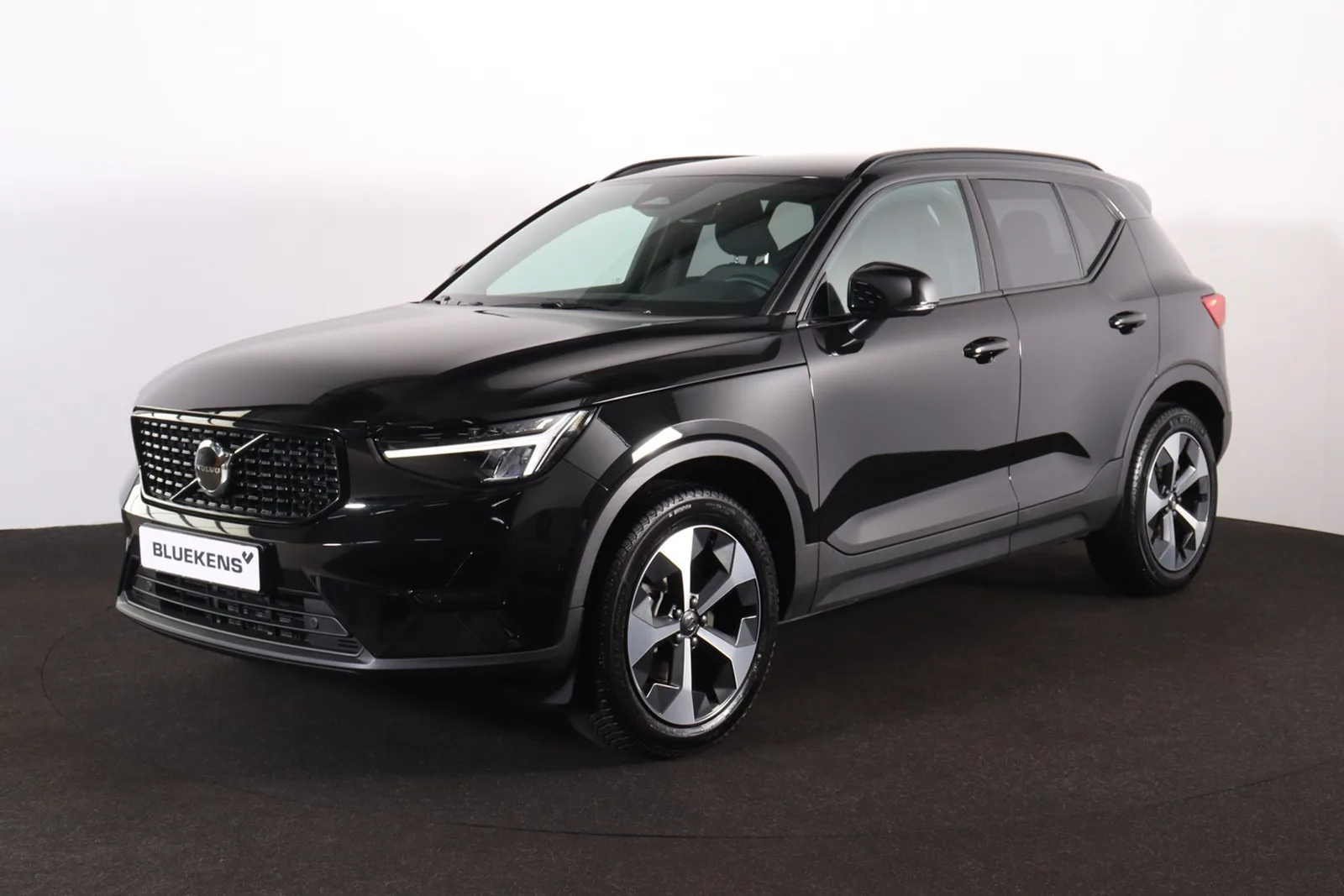 Volvo XC40 (2026) — foto 1