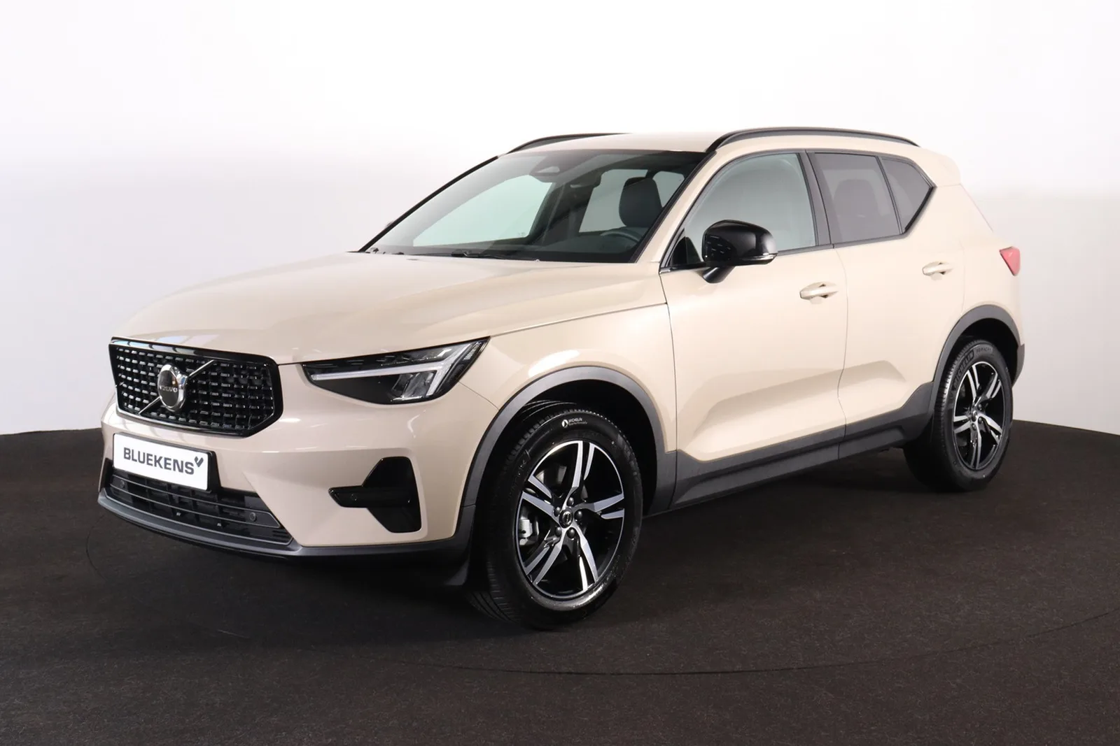 Volvo XC40 (2026) — foto 1