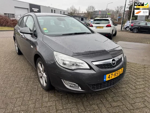 Opel Astra (2011) — foto 1