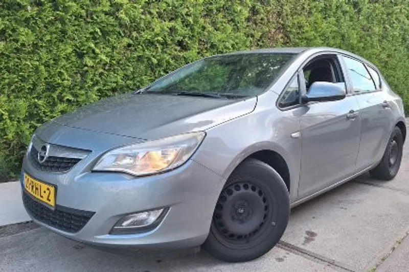 Opel Astra (2011)