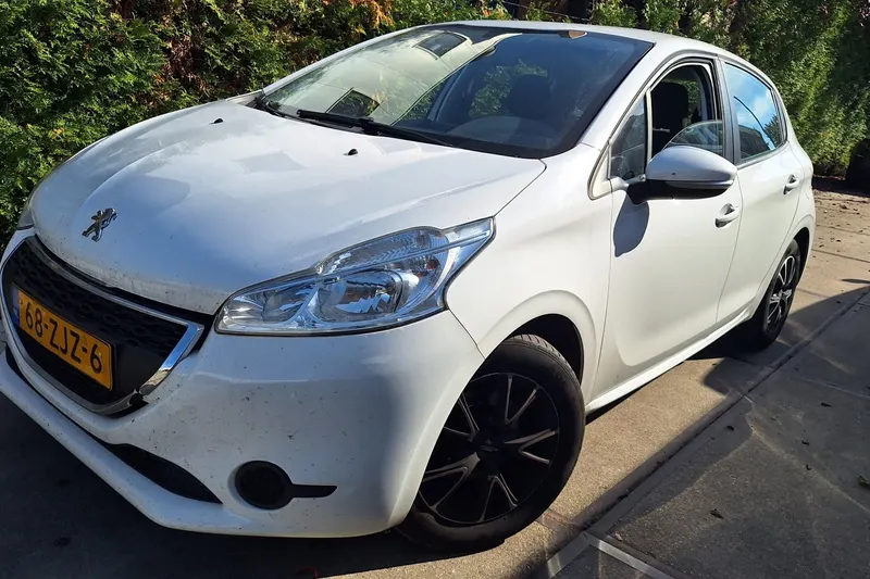 Peugeot 208 (2012)