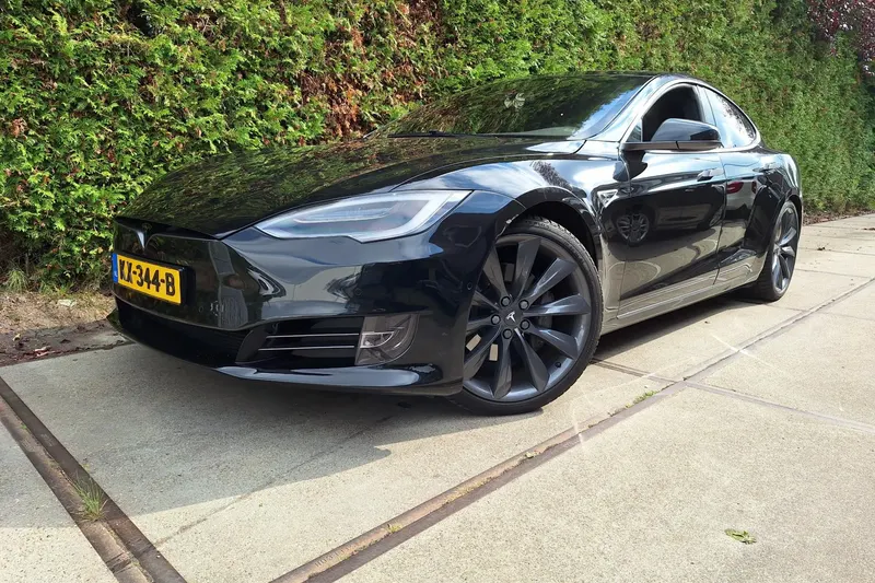Tesla Model S (2016)