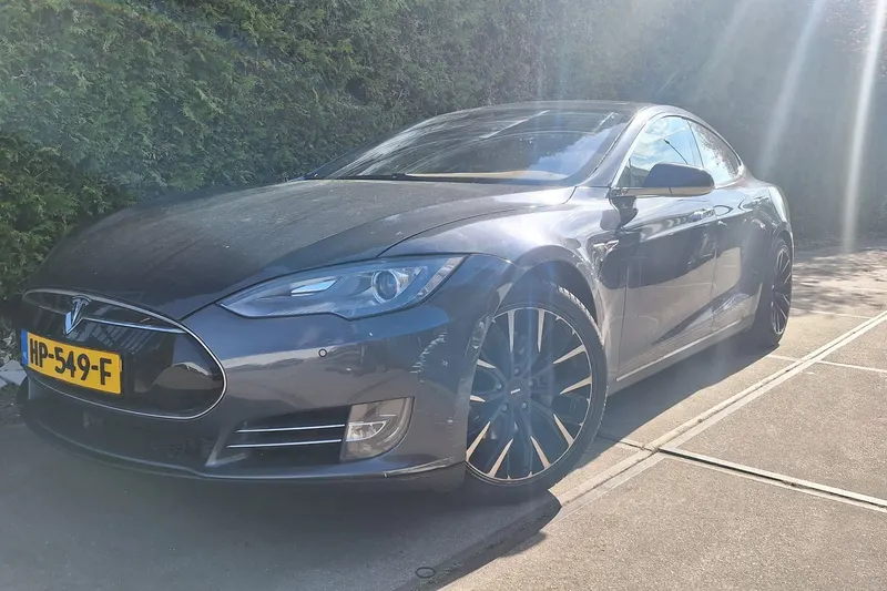 Tesla Model S (2015)