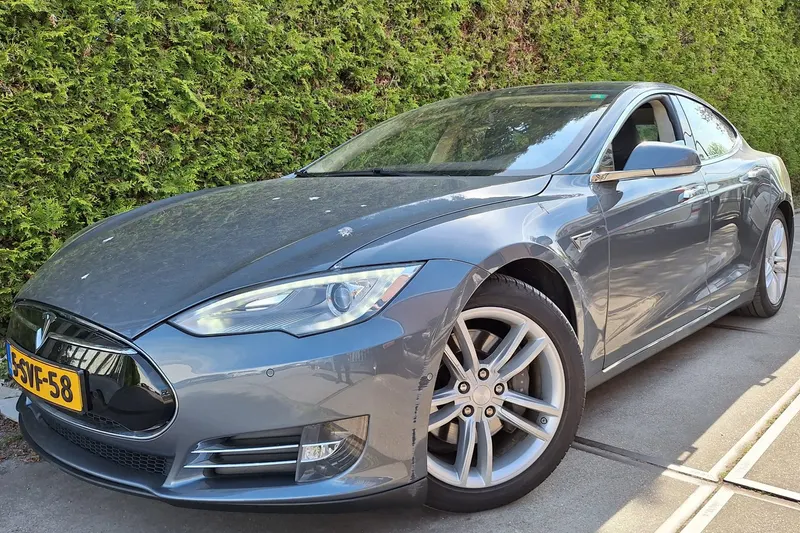 Tesla Model S (2013)