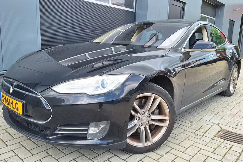 Tesla Model S (2014)