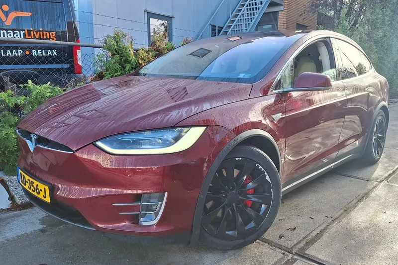 Tesla Model X (2016)