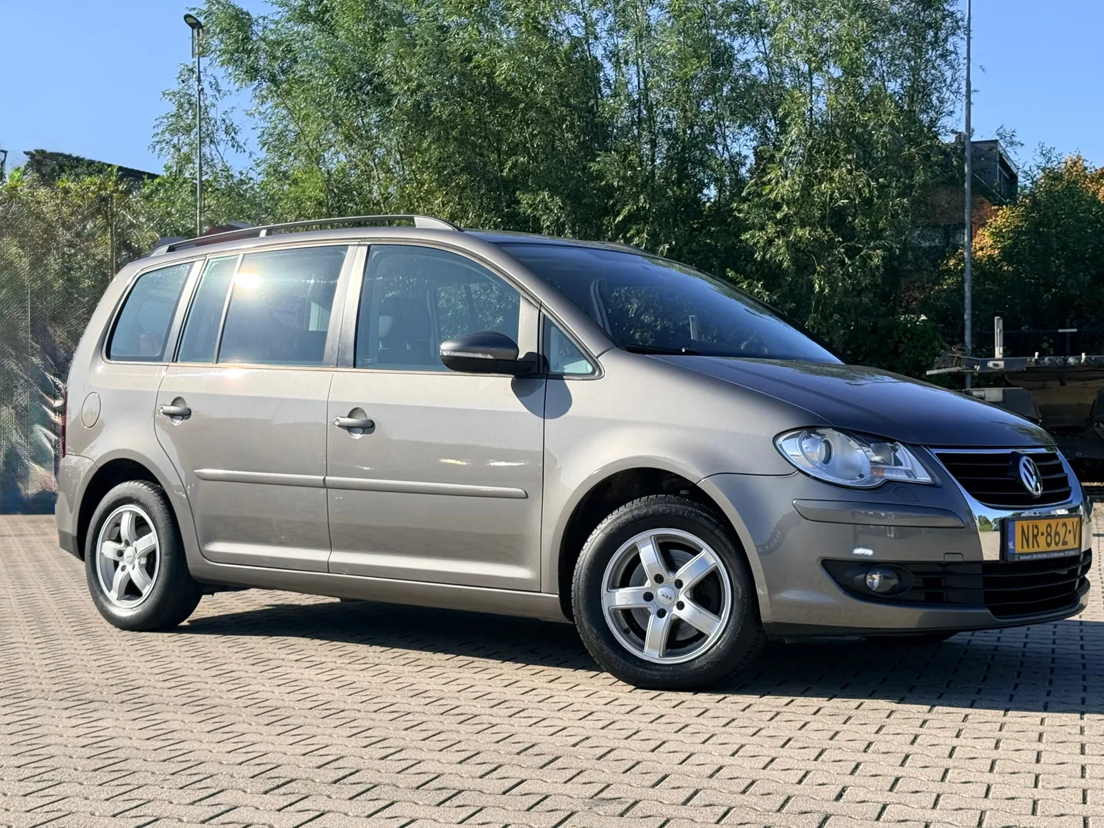 Volkswagen Touran (2009) — foto 1