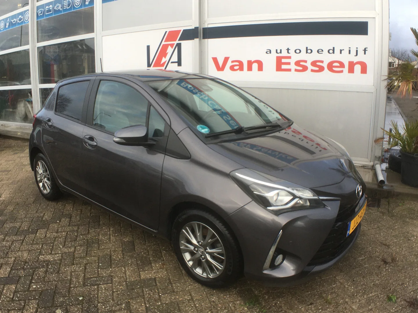 Toyota Yaris (2017) — foto 1