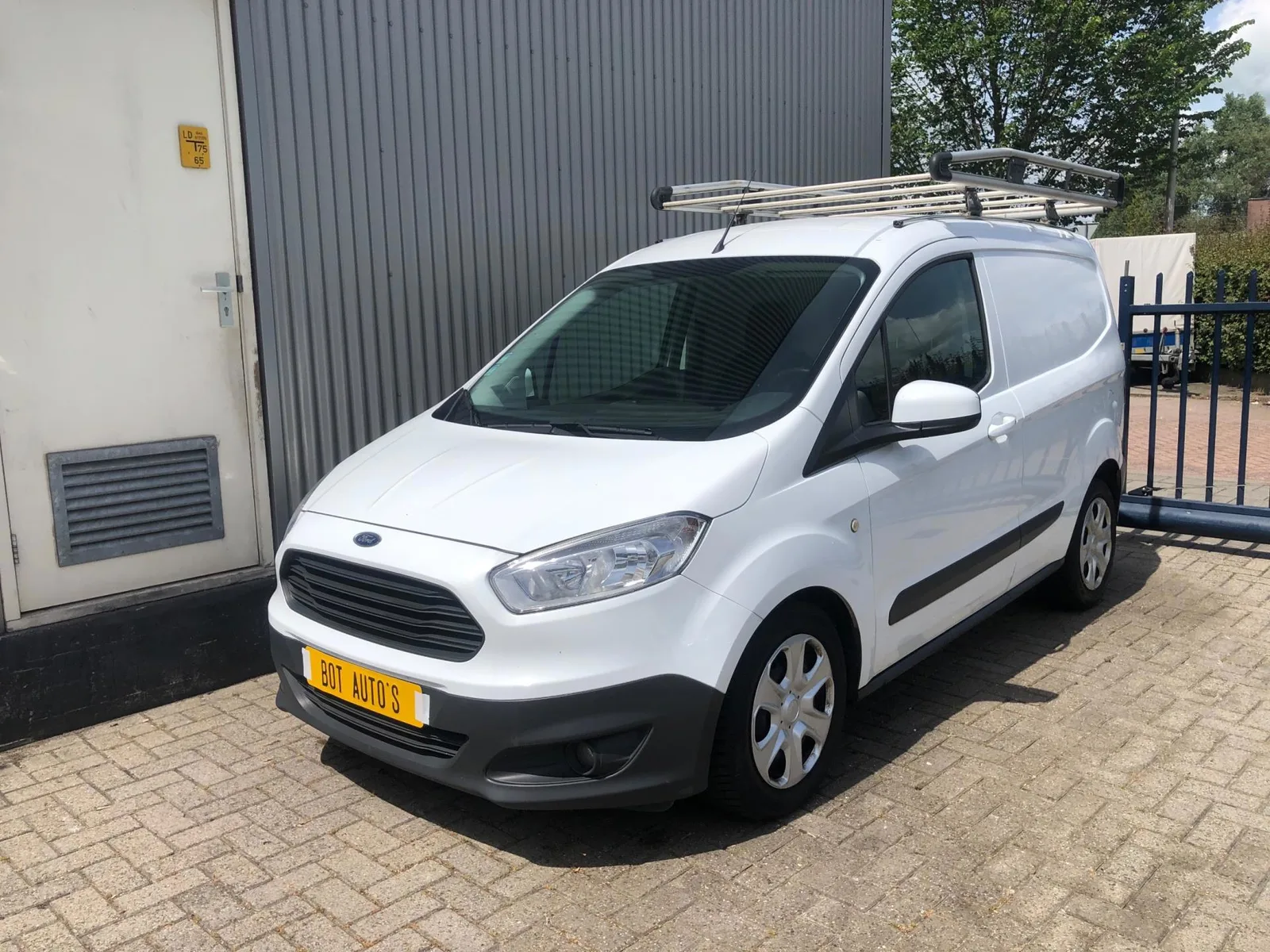 Ford Transit Courier (2017) — foto 1