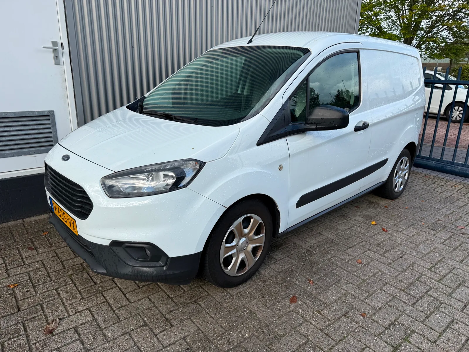 Ford Transit Courier (2019) — foto 1