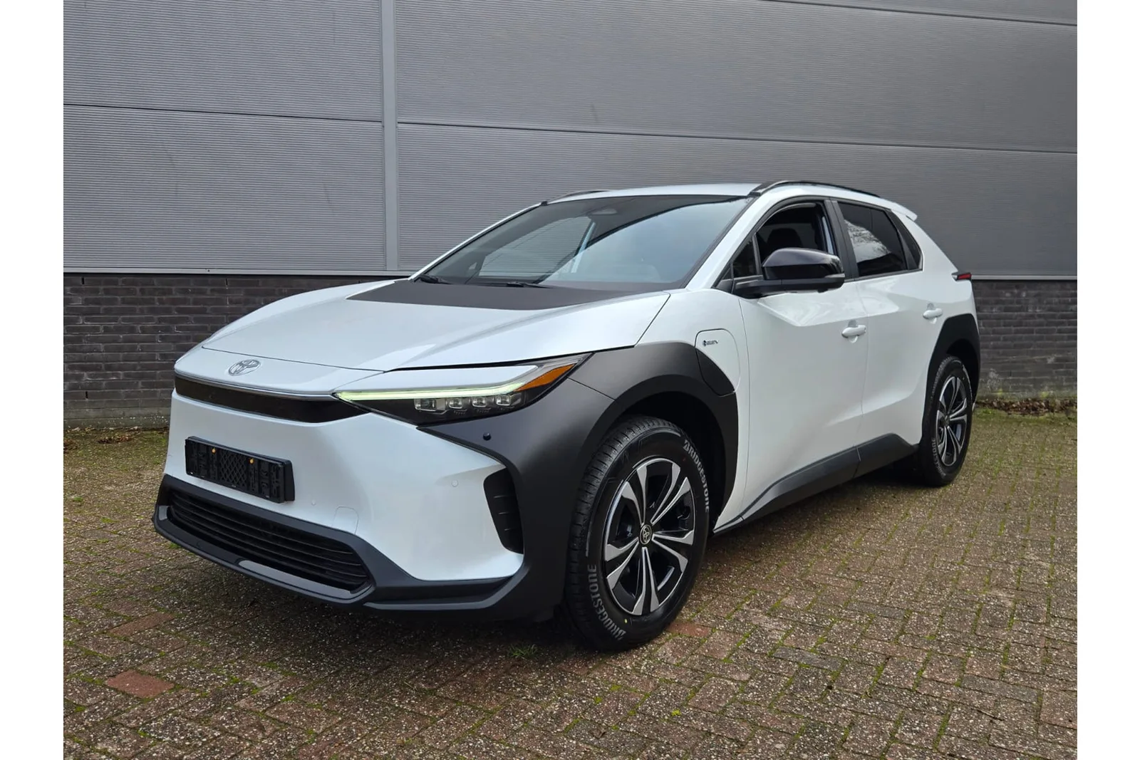 Toyota bZ4X (2025) — foto 1