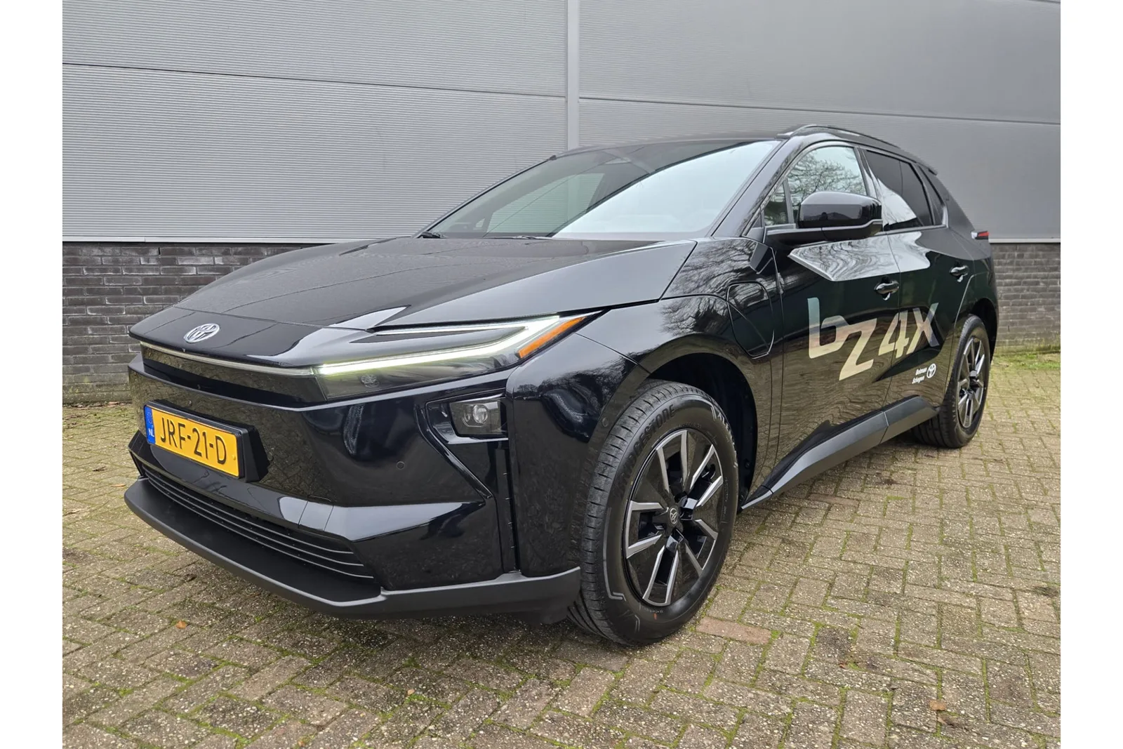 Toyota bZ4X (2025) — foto 1
