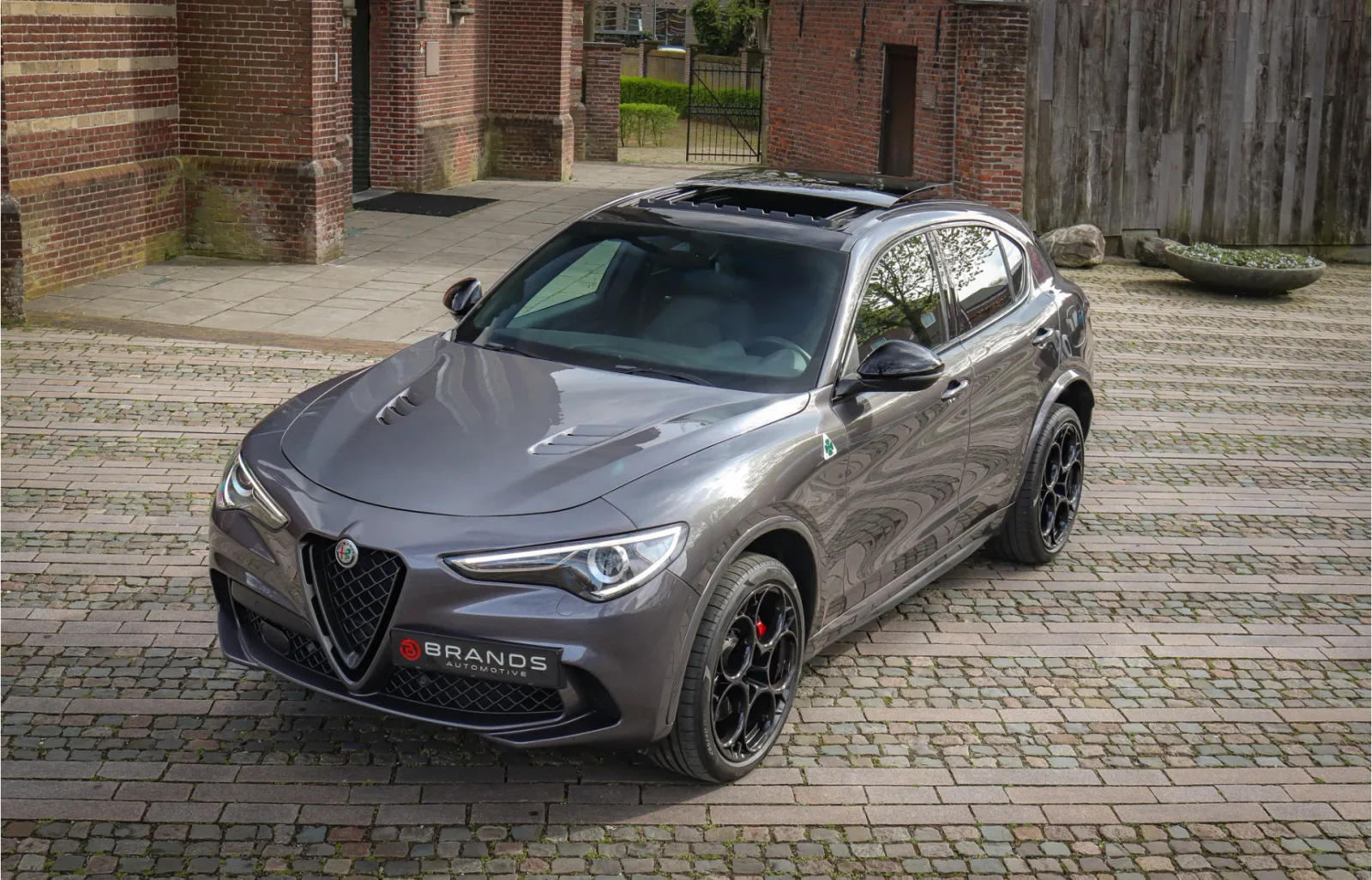 Alfa Romeo Stelvio (2022) — foto 1