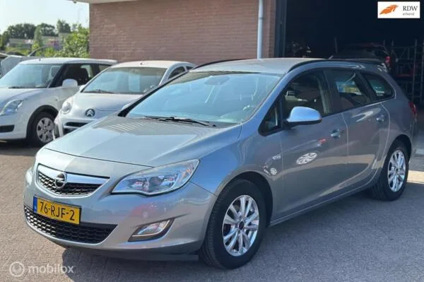 Opel Astra (2011) — foto 1