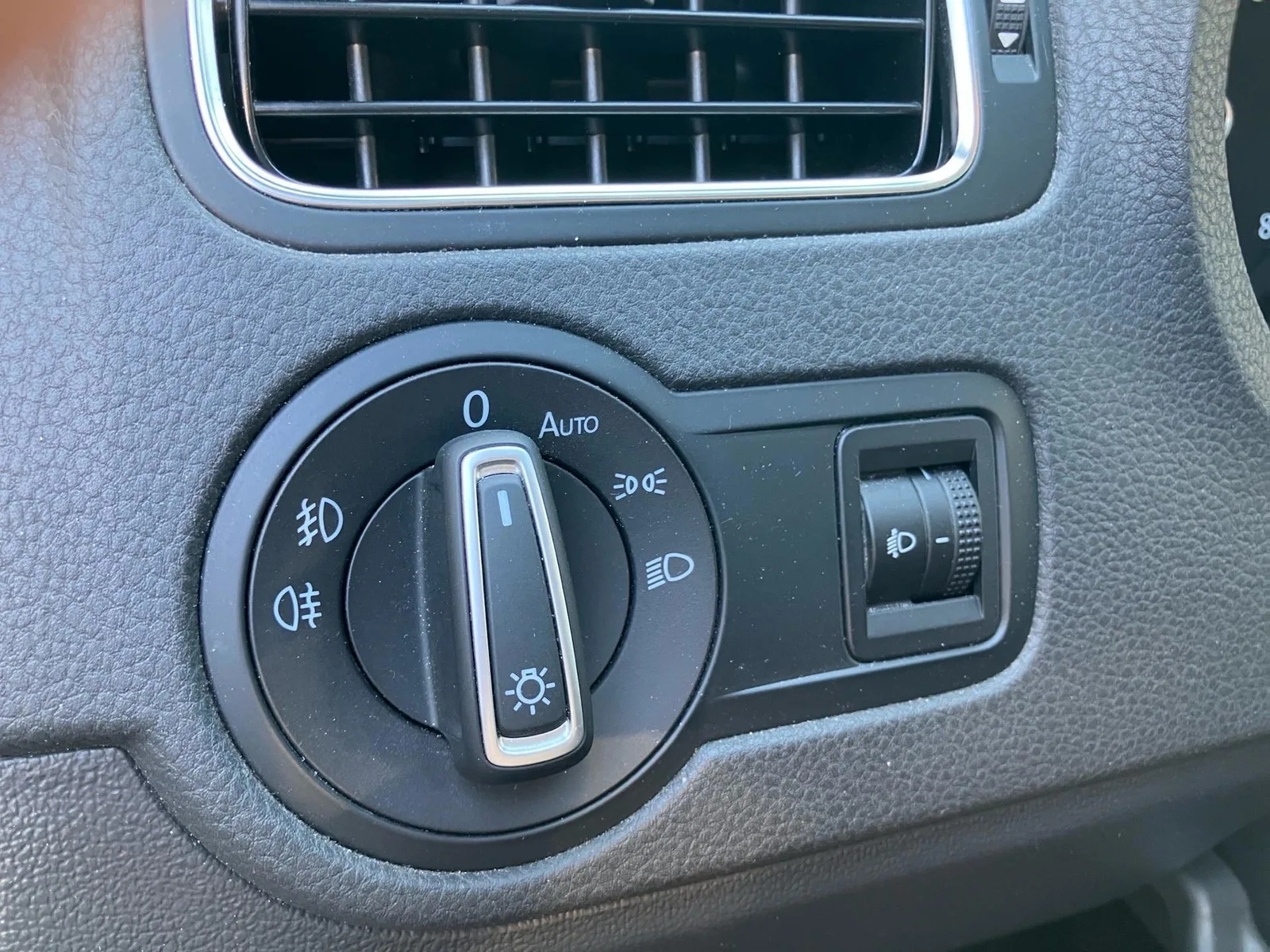 Volkswagen Polo (2015) — foto 1