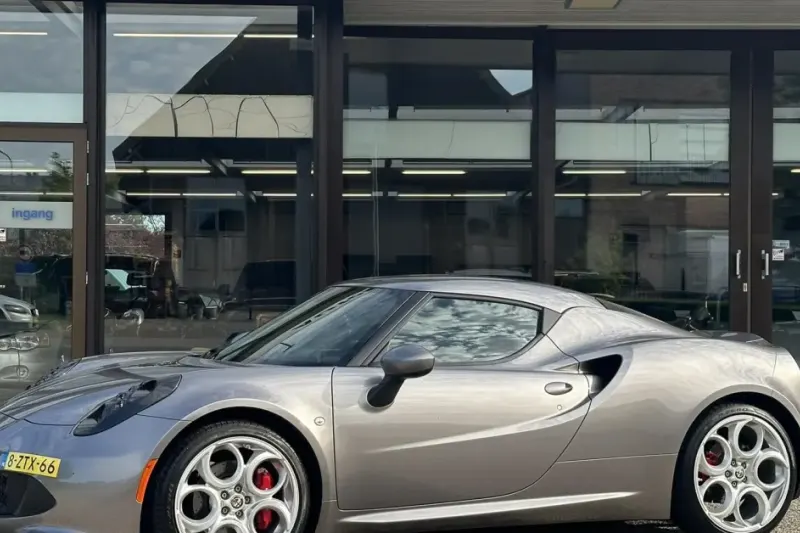 Alfa Romeo 4C (2015)