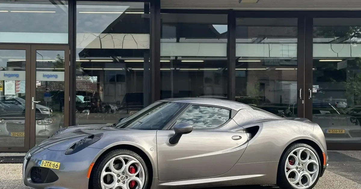 Alfa Romeo 4C (2015) — foto 1