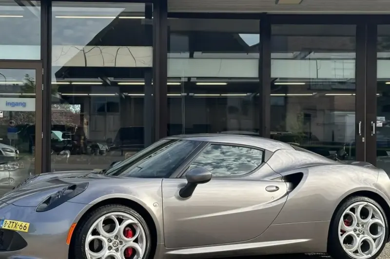 Alfa Romeo 4C (2015)