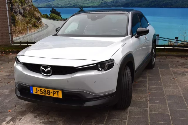 Mazda MX-30 (2020) — foto 1