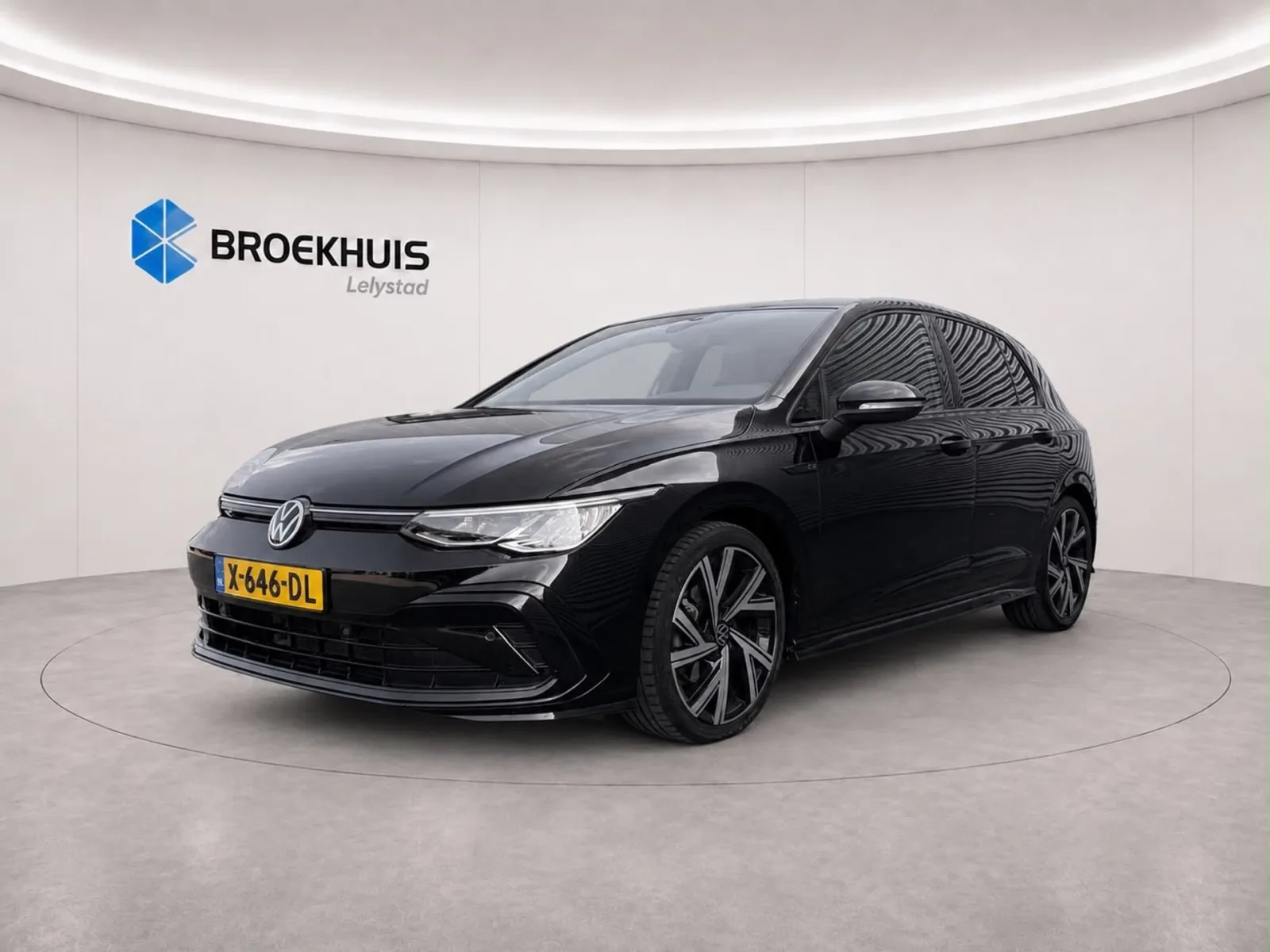 Volkswagen Golf (2021) — foto 1