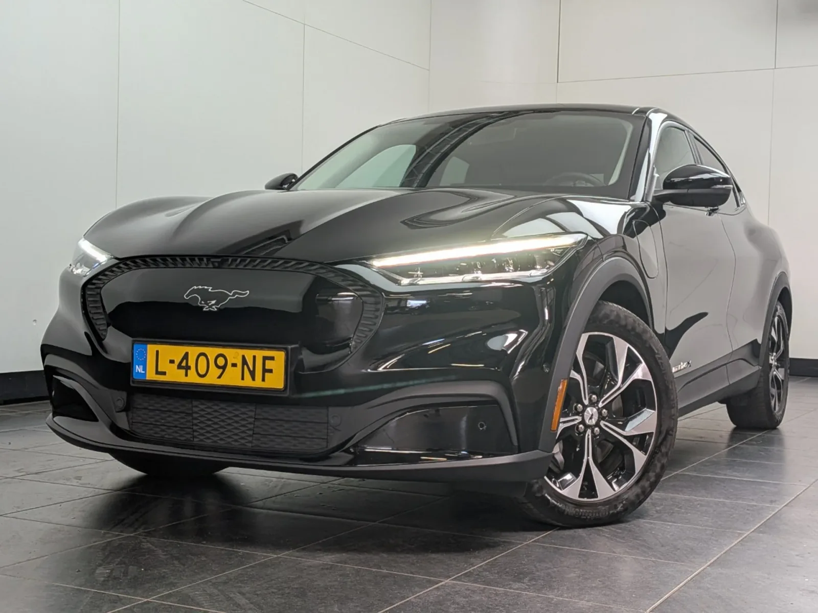 Ford Mustang Mach-E (2021) — foto 1