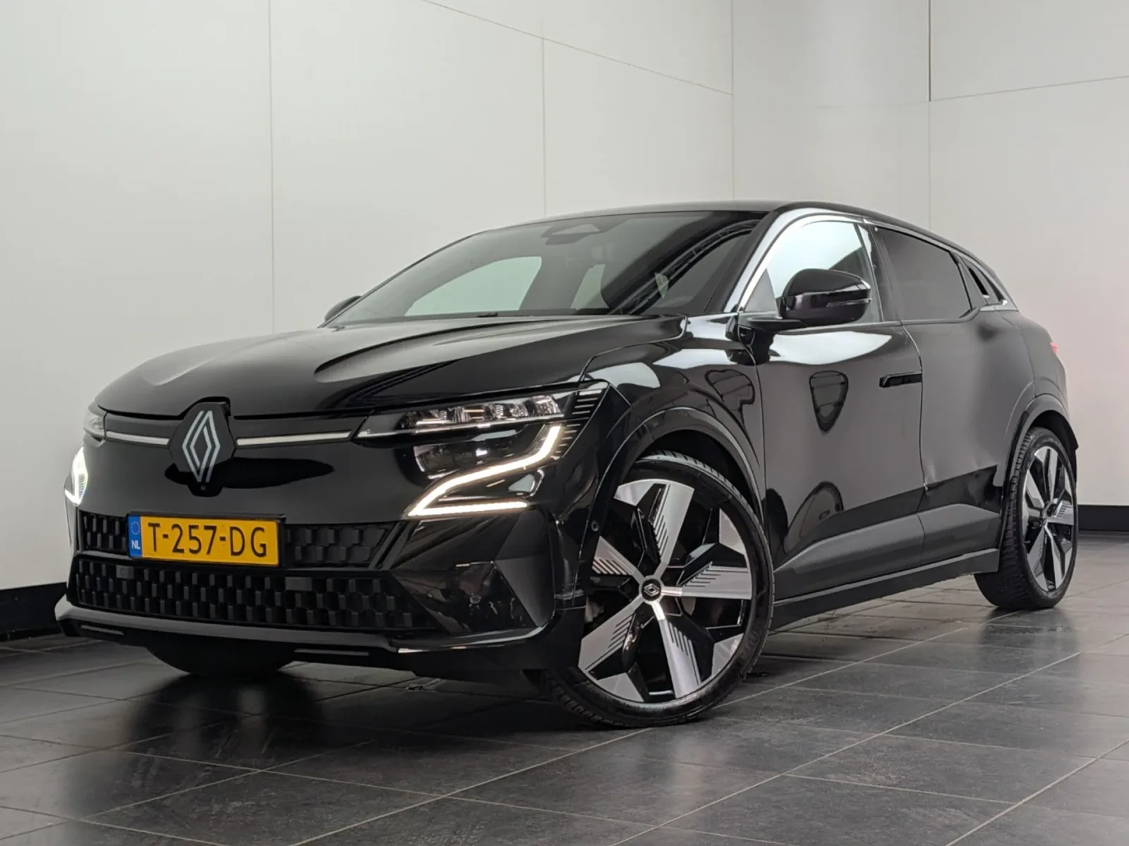 Renault Mégane E-Tech (2023) — foto 1