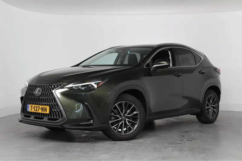 Lexus NX (2023)