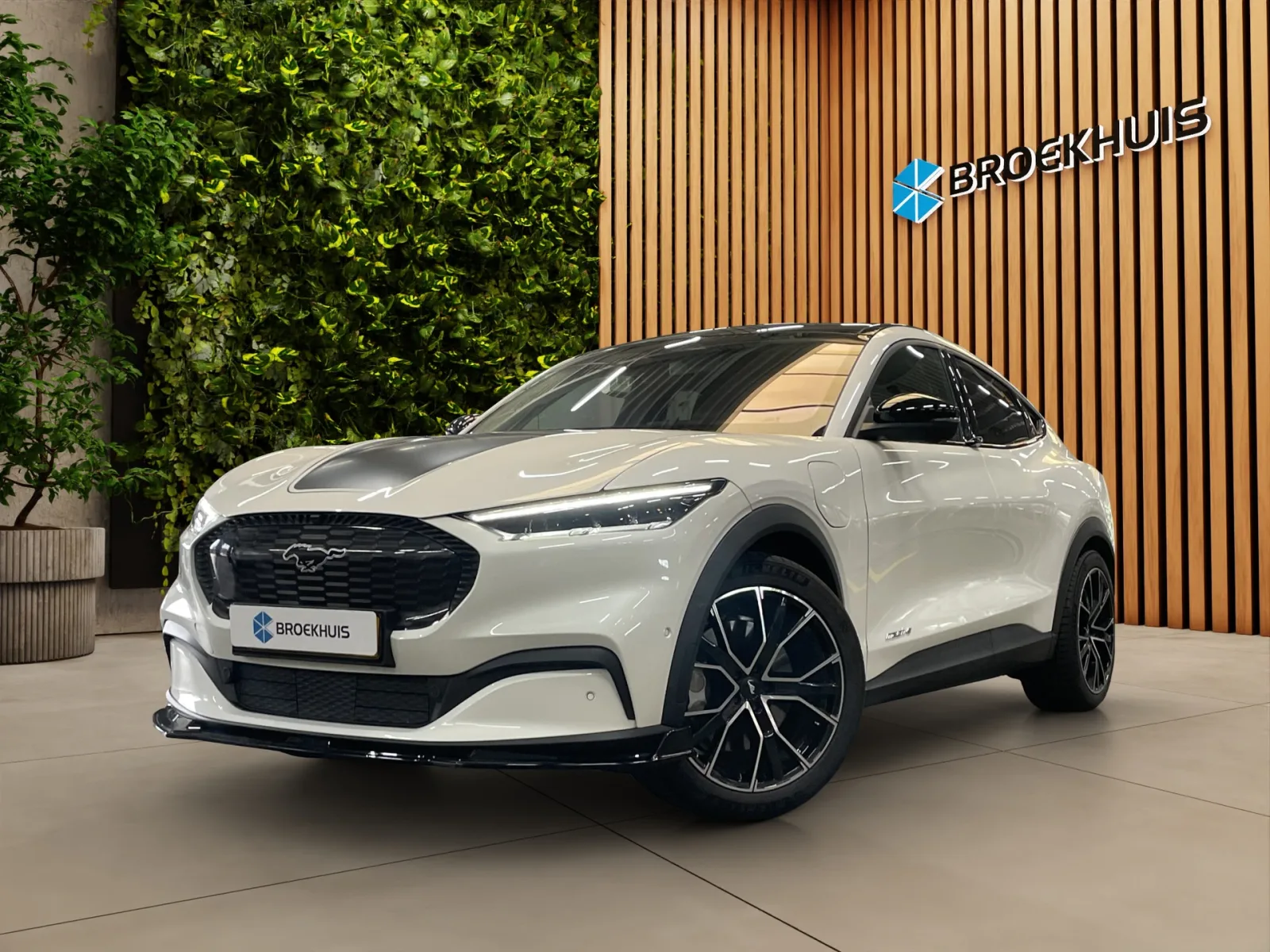 Ford Mustang Mach-E (2021) — foto 1