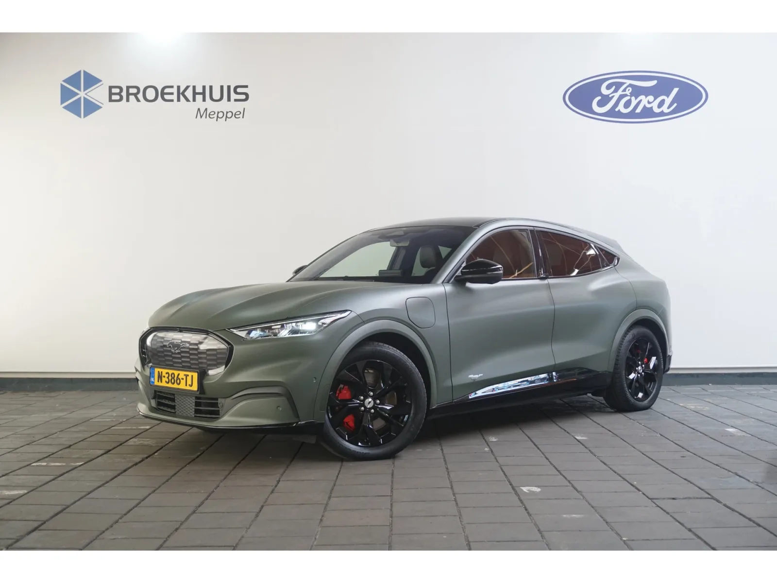 Ford Mustang Mach-E (2021) — foto 1