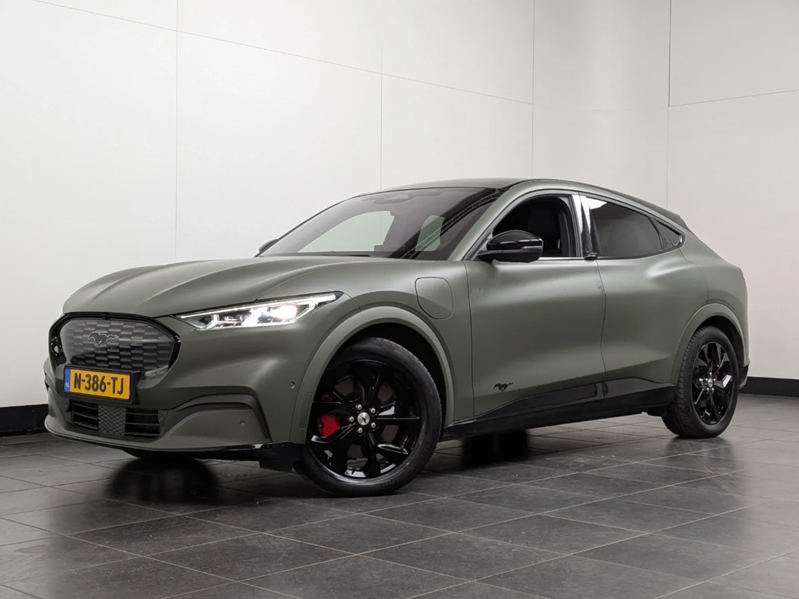 Ford Mustang Mach-E (2021) — foto 1