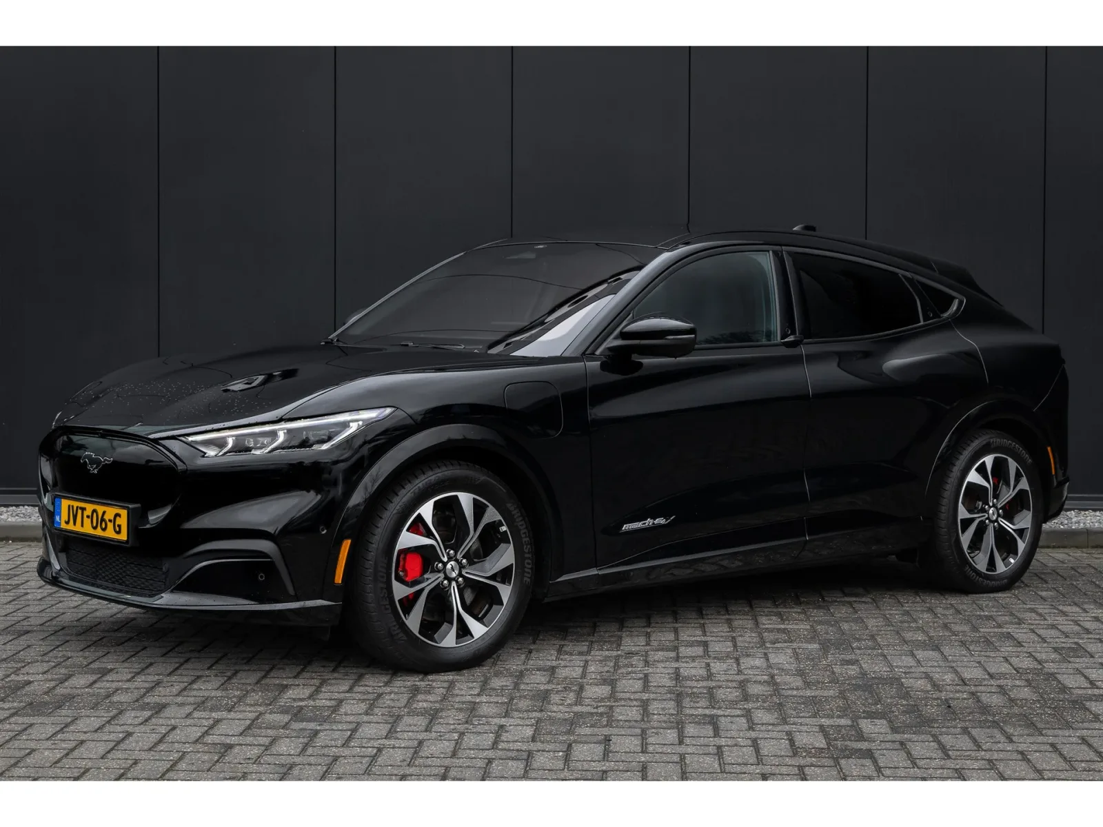 Ford Mustang Mach-E (2022) — foto 1