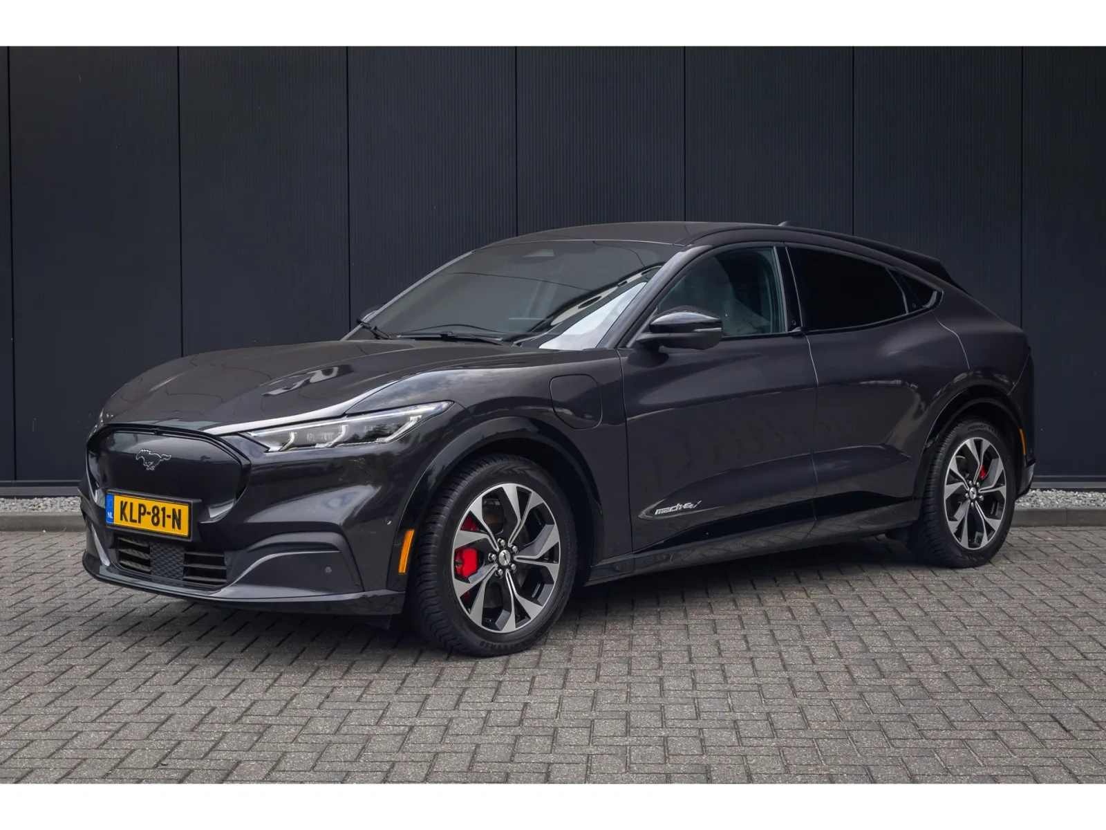Ford Mustang Mach-E (2022) — foto 1