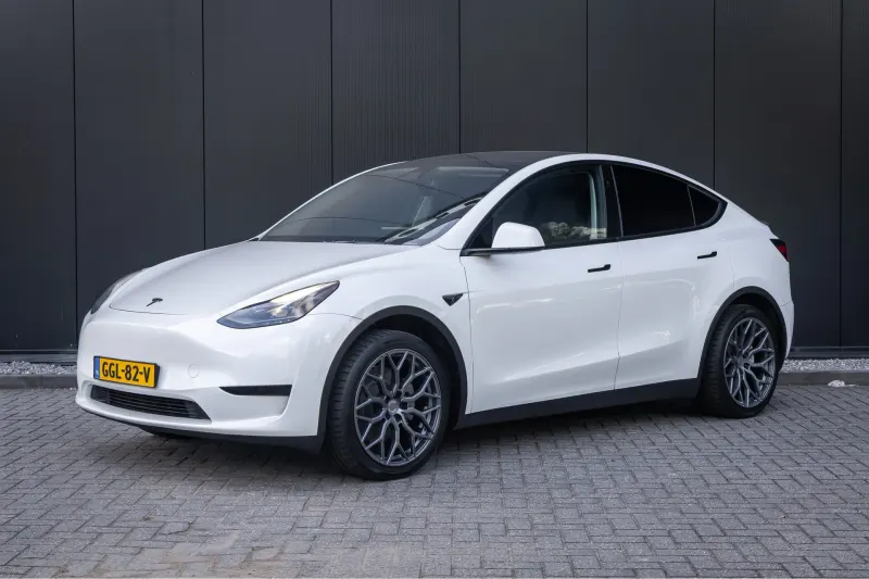 Tesla Model Y (2024)
