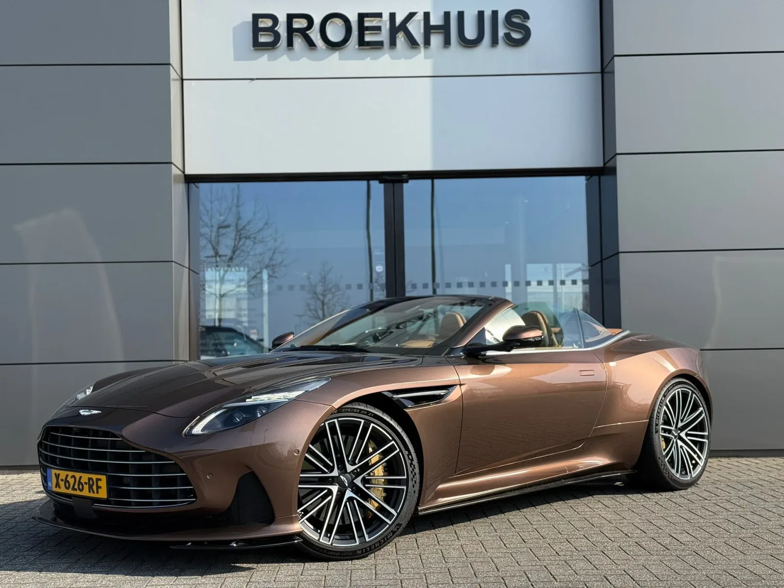 Aston Martin DB12 Volante (2024) — foto 1