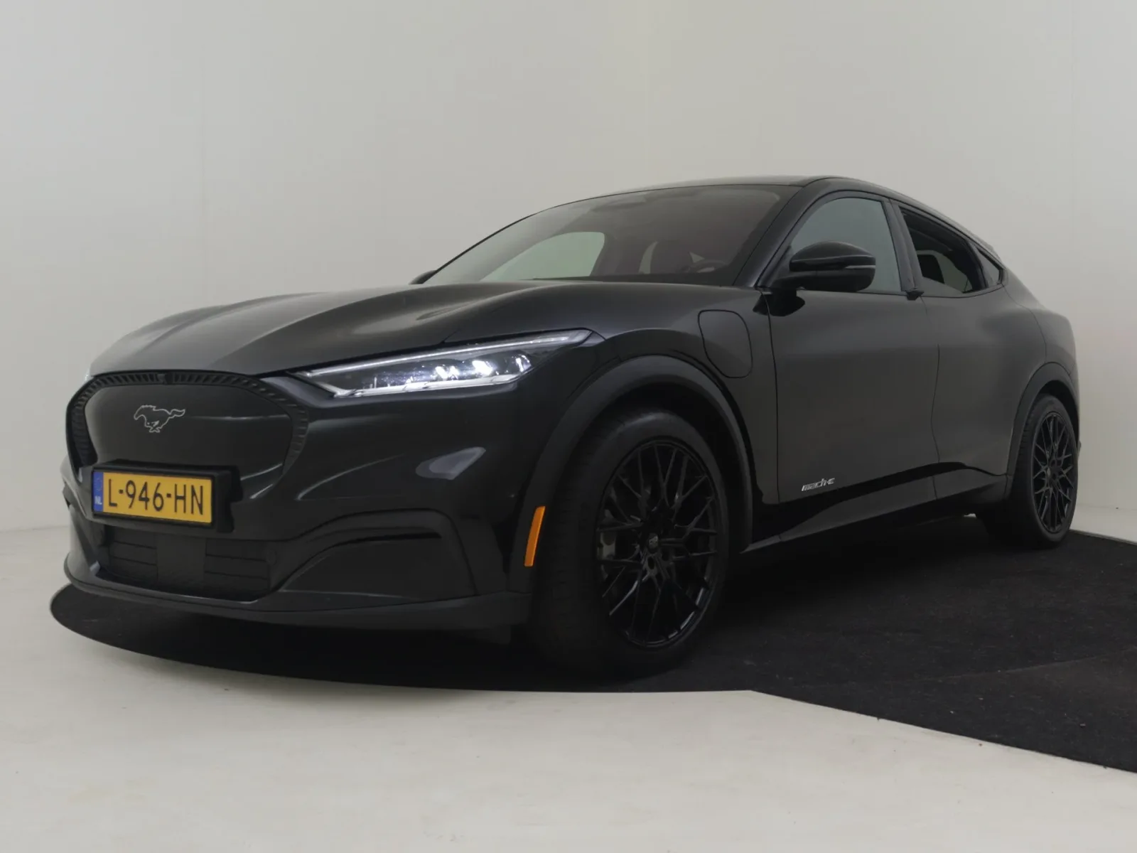 Ford Mustang Mach-E (2021) — foto 1