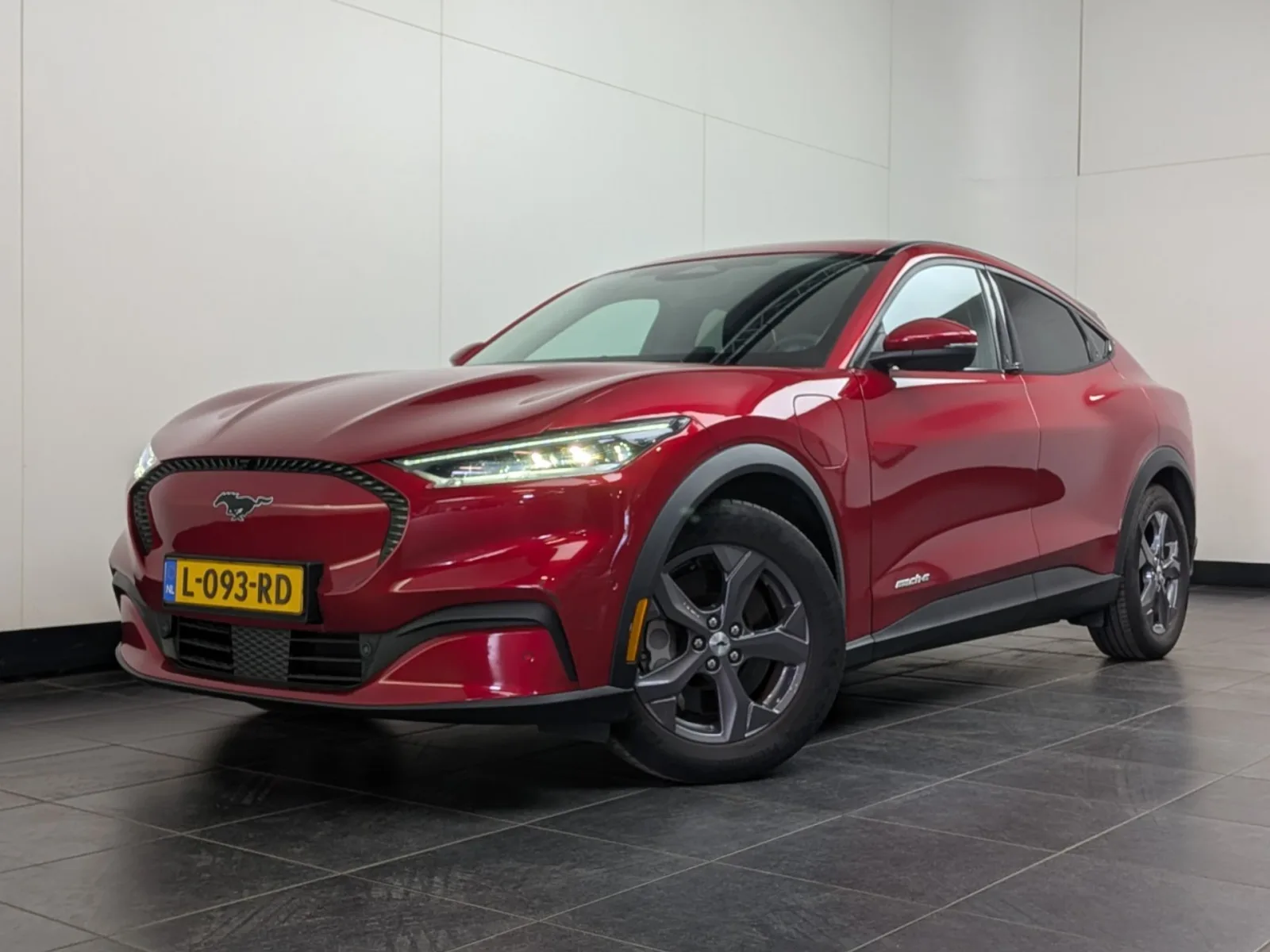 Ford Mustang Mach-E (2021) — foto 1