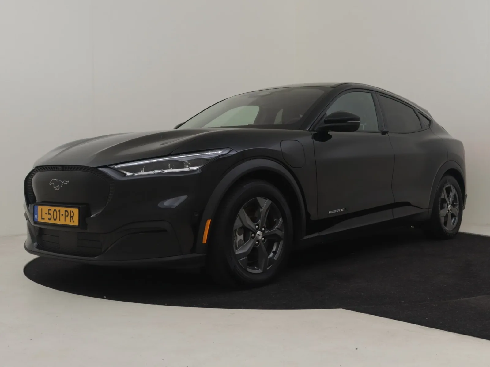 Ford Mustang Mach-E (2021) — foto 1
