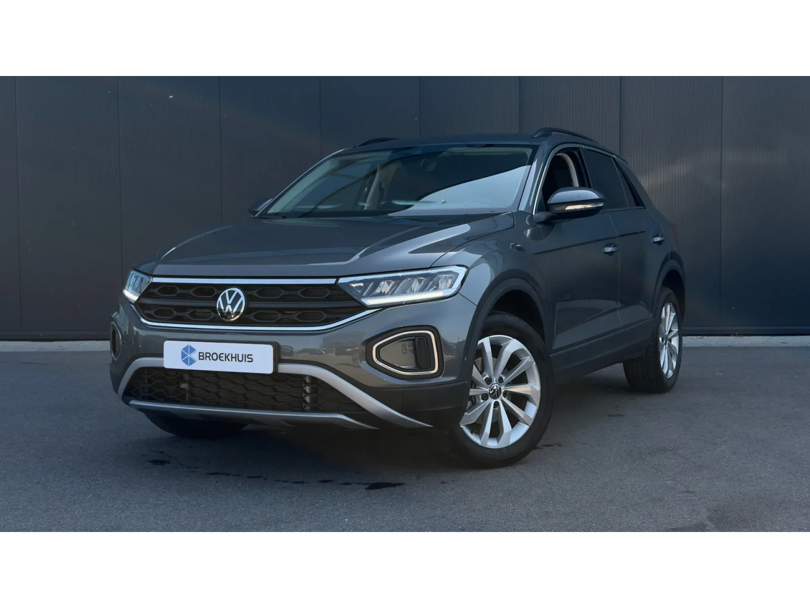 Volkswagen T-Roc (2024) — foto 1