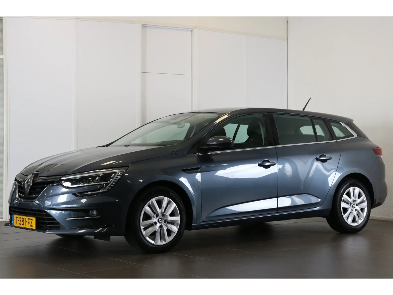 Renault Mégane (2023) — foto 1